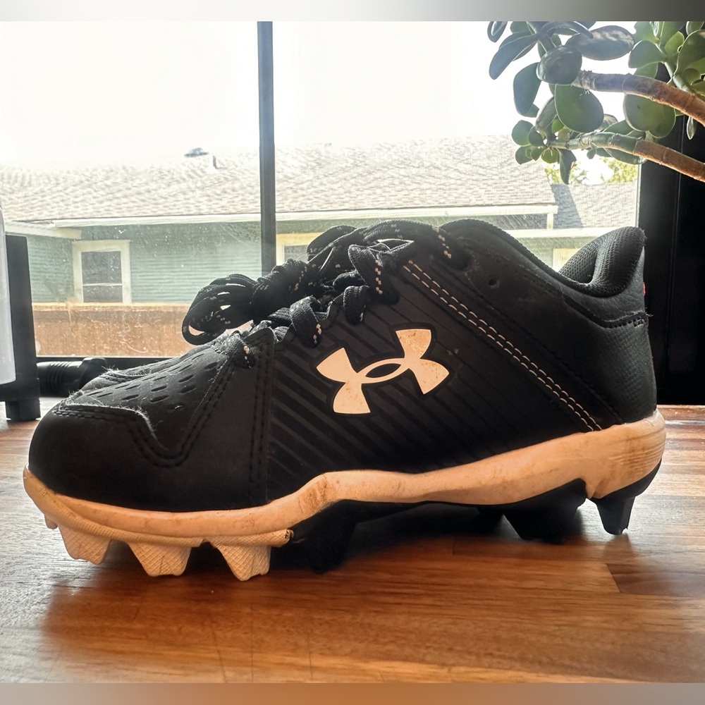 Under Armour Leadoff cleats